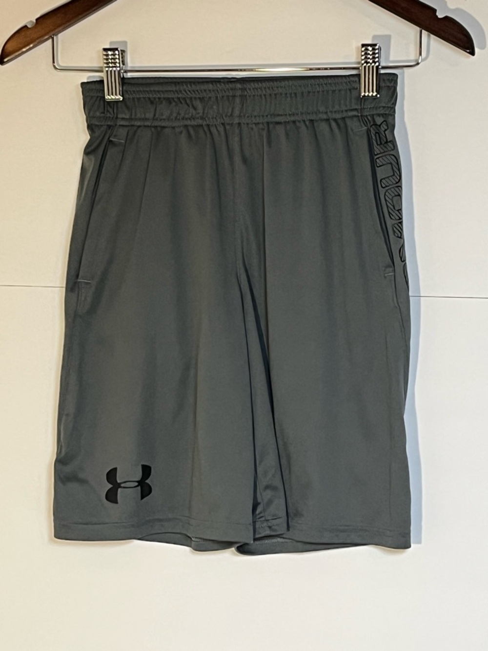 Under Armour Shorts Boys Medium Gray Training Workout Gym Athletic Youth Kids